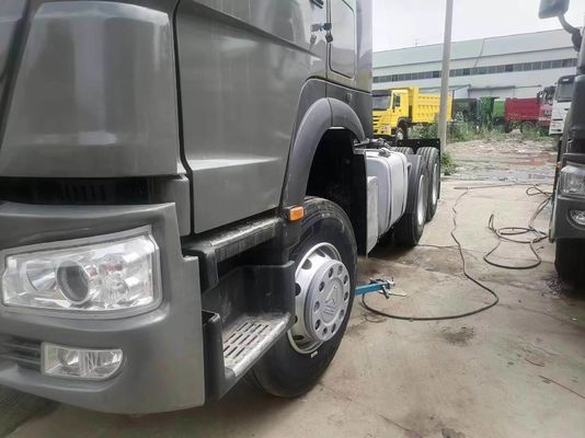 Χειροκίνητο κιβώτιο μεταφοράς Γκρίζο Sinotruk βαρύ φορτηγό 6 * 4 ελκυστήρα φορτηγό Σχεδιασμός ελαστικών χωρίς σωλήνες
