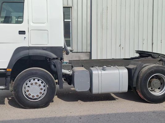 Δικαίωμα οδήγησης Sinotruk Ελκυστήρας 6*4 Λευκό χρώμα 6800*2496*2950mm Καθίσματα ≤5