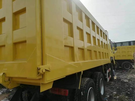 Σχεδιασμός ακτινοειδών ελαστικών Sinotruck HOWO 6*4 Κίτρινο φορτηγό με χειροκίνητο κιβώτιο ταχυτήτων